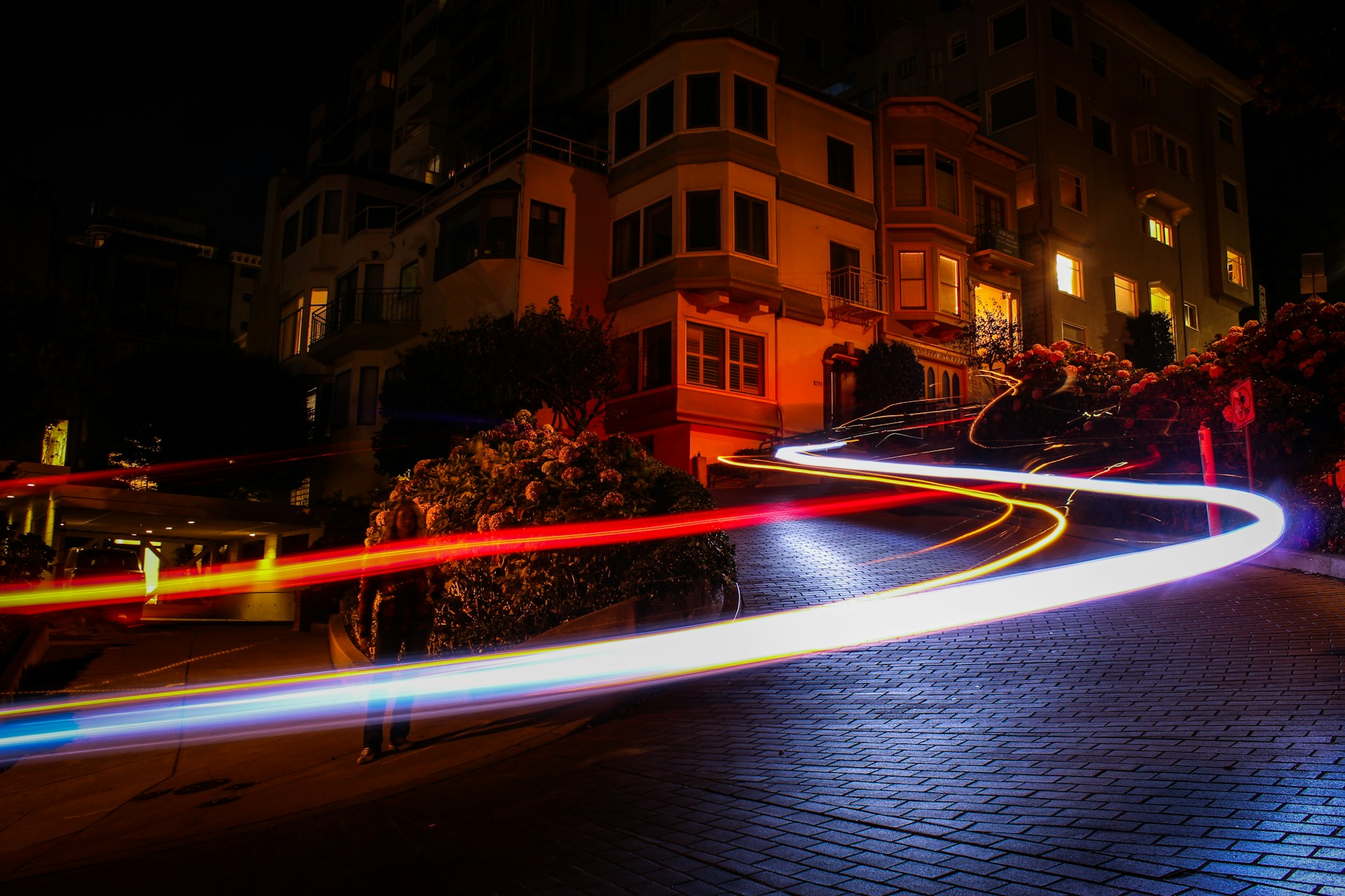 Calle de una ciudad de noche